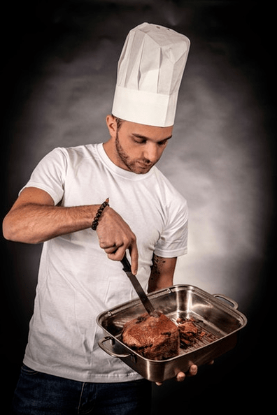 Një burrë përgatit mish për fuqi